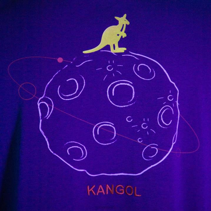 camiseta con gráfico de órbita espacial unisexo Kangol ropa lavanda B4VR1197